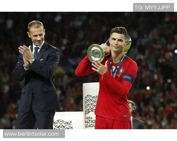 足球明星荣耀时刻举起奖杯的精彩瞬间图片合集