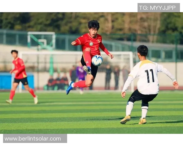 天赋异禀的足球明星男如何在绿茵场上书写传奇人生