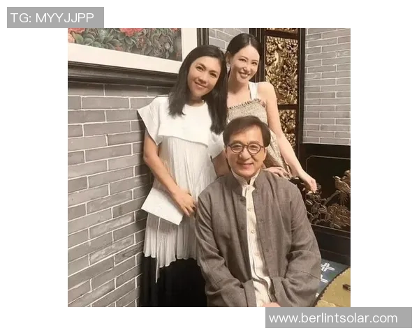 撒贝宁与足球明星亲密合影展现友谊与运动精神的精彩瞬间