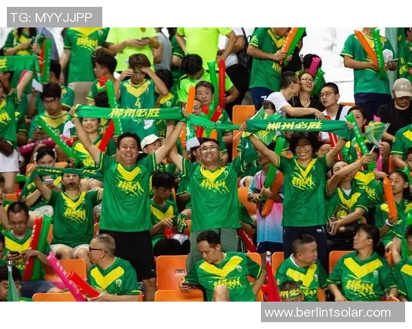 足球明星与球迷亲密互动揭秘精彩瞬间共庆足球热情与梦想