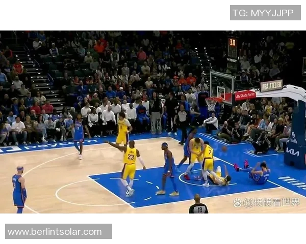 湖人对战雷霆第三场精彩回顾与赛后分析展现球队实力与战术较量 湖人对战雷霆第三场精彩回顾与赛后分析展现球队实力与战术较量